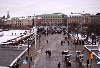 Norrbro från Lejonbacken: Vänstra bilden är tagen på 1890-talet med basarer på västra sidan, med bland annat Adolf Bonniers boklåda. Basarerna revs 1904 när Riksdagshuset byggdes. Högra bilden visar Norrbro återinvigningsdagen 23 januari 2010. I bakgrunden längst till vänster syns Klara kyrkas tornspets.