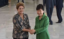 Predsjednica Brazila Dilma Rouseff i predsjednica Južne Koreje Park Geun-hye 2015. godine, nedugo prije nego što će obje biti opozvane sa dužnosti.