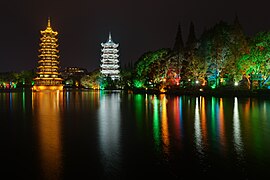 Les pagodes de la Lune et du Soleil, au bord du lac Shanhu, à Guilin, en novembre 2017.