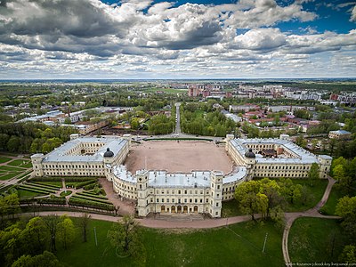 Arka planda Gatchina ile Büyük Gatchina Sarayı'nın kuzey cephesinin hava fotoğrafı
