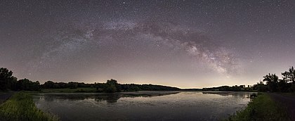 Vista panorâmica do plano galáctico da Via Láctea que se estende sobre o lago Bontecou no condado de Dutchess, estado de Nova Iorque, Estados Unidos (definição 9 640 × 3 949)