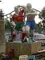 Daur Ahvlediani adına futbol stadionunun qarşısında iki futbolçu heykəli
