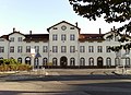 Bahnhof mit Empfangsgebäude (Eisenbahnstraße 2), Güterabfertigung, Lagergebäude und Stellwerk (Eisenbahnstraße 2a)