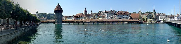 Panoramabillede af Kapellbrücke over floden Reuss