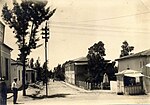 Imagine din Petah Tikva după 1921 Primăria veche (fosta casă a funcționarilor baronului Edmond de Rothschild), strada Montefiori, monumentul victimelor pogromului arab din 1921, stâlp electric și un chioșc