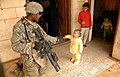 Americký voják s dítětem