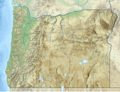 Mapa konturowa Oregonu, blisko górnej krawiędzi po lewej znajduje się punkt z opisem „miejsce bitwy”