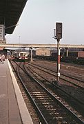 Ein Zug nach Strausberg Nord hat soeben die Weichenverbindung vom S-Bahnhof zum Fernbahngleis 1 passiert, 1991