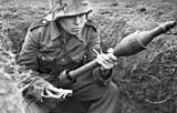 Raketenpanzerbüchsen-Granate, rakettdrevet granat som prosjektil til Panzerschreck. Foto: Tysk propagandakomapani 1944 / Deutsches Bundesarchiv