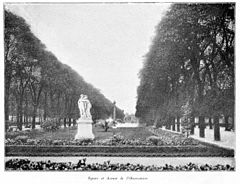 Photo en noir et blanc de deux longues rangées d'arbres autour d'une pelouse en rectangle.