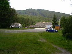 Pohled na vesnici, v pozadí vrch Perník
