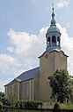 Kirche mit Ausstattung, Kirchhof mit Einfriedungsmauer und Kirchhofstor, Denkmal für die Gefallenen des Ersten Weltkrieges, Gedenkstein für die Opfer des Zweiten Weltkrieges und Aufbahrungshäuschen