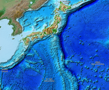 Zemljevid reliefa morskega dna, ki prikazuje površinski in podvodni teren ter otoke, kot so Minami-Tori-Šima, Benten-džima, Okinotorišima in Jonaguni.