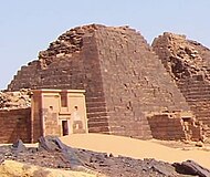 Von links nach rechts: Kapelle der Pyramide N6, Pyramide N7