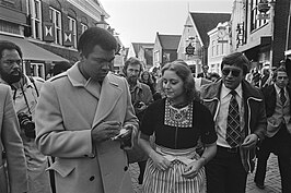 Ter Weijden (met zonnebril) en Muhammad Ali in Volendam (1976)