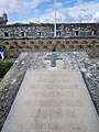 La plaque commémorative du mémorial placé devant la Citadelle de Port-Louis en mémoire des résistants exécutés.