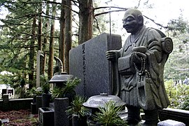 Estatua de un peregrino fallecido en su tumba del Cementerio Okunoin.