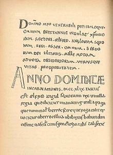 Une page manuscrite écrite en petites capitales, avec une grande inscription « Anno Dominicæ » au centre de la page