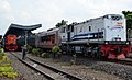 Kereta api Sriwijaya saat mengalami keterlambatan – tiba di Stasiun Kotabumi.
