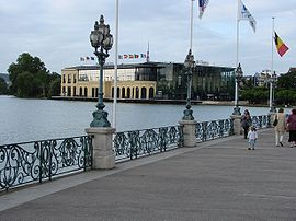 Tempat jalan kaki di tepi Tasik Enghien di pusat bandar. Latar belakangnya ialah Kasino Enghien-les-Bains