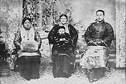（左起）毛福梅、蒋母王采玉、丈夫蔣中正与儿子蔣經國（前）