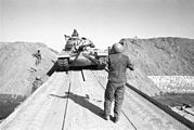 מלחמת יום הכיפורים: טנק של צה"ל חוצה את תעלת סואץ על גשר שהקים ח��ל ההנדסה הישראלי.