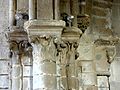 Chapiteaux gothiques et romans du pilier sud-ouest, et cul-de-lampe du XVe s.