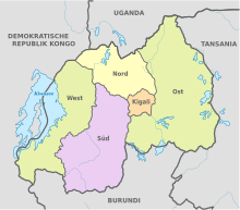 Umrisskarte Ruandas mit Einteilungen in die fünf Provinzen Nord, Ost, Süd, West und Kigali. Die Provinz Kigali liegt im Zentrum des Landes und die anderen in den ihren Namen entsprechenden Himmelsrichtungen um sie herum. Die Nachbarländer Uganda im Norden, Tansania im Osten, Burundi im Süden und die Demokratische Republik Kongo im Westen sowie der an der Westgrenze liegende Kiwusee sind ebenfalls beschriftet. Weitere Gewässer sind ohne Beschriftung eingezeichnet.