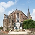 L'église et le monument aux morts.