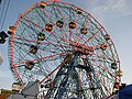 Wonder wheel a New York, 1920. Roa esséntrica, con le cabin-e ch'a peulo bogesse arlongh le trav e ij raj dël tle.