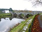 Le pont de Pont-Coblant sur l'Aulne (canal de Nantes à Brest), à la limite des communes de Pleyben et Gouézec.