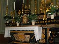 Primo piano dell'altare della parrocchia di San Germano