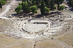 Dionysoksen teatteri nähtynä Akropoliin rinteiltä.