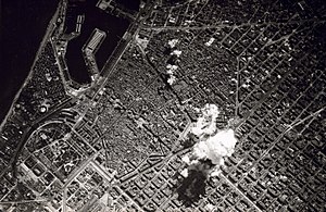 הפצצת ברצלונה על -ידי הכוח האווירי של איטליה בעת מלחמת האזרחים בספרד בשנת 1938. בתמונה נראים הנמל והים התיכון משמאל, שדרות לה רמבלה לרוחב חלקה העליון של התמונה והרובע הגותי במרכזה. הפגיעה עצמה היא ברובע אישמפלה שתופס את חלקה התחתון והימני של התמונה.
