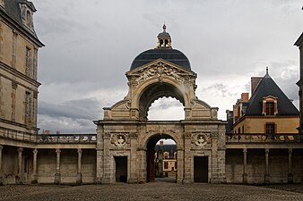 Oval Courtyard and the Portal of the Baptistry (1601-1606)