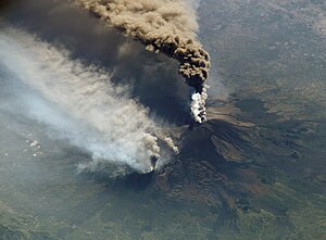 התפרצות הר האטנה בשנת 2002, כפי שצולמה מתחנת החלל הבינלאומית.