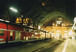 Nahverkehrszug der Deutschen Bahn im Frankfurter Hauptbahnhof, 2002