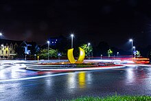 Der Friedrichsdorfer Skulpturenpfad ist um ein Kunstwerk reicher: Auf dem bislang größten Kreisel Friedrichsdorfs an der Homburger Landstraße steht nun die sonnengelbe Skulptur von Ann Reder