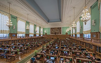 Interior da terceira sala de leitura no edifício principal da Biblioteca do Estado Russo em Moscou. É uma das três bibliotecas nacionais da Rússia, localizada em Moscou. É a maior biblioteca do país, a maior da Europa e uma das maiores do mundo. Seu acervo ultrapassou 47 milhões de unidades em 2017. É uma biblioteca federal tutelada pelo Ministério da Cultura, inclusive estando sob sua jurisdição fiscal. (definição 7 653 × 4 783)