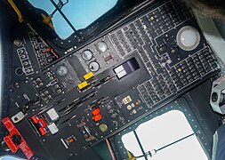 Commandes moteur au plafond du cockpit.