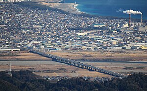 浜石岳から見下ろす富士川に架かる国道1号の新富士川橋（2016年2月10日撮影）