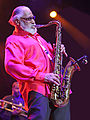 :Sonny Rollins w 2009 z saksofonem tenorowym; grywa też na sopranowym