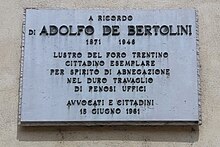 A RICORDO DI ADOLFO DE BERTOLINI 1871-1946 - LUSTRO DEL FORO TRENTINO CITTADINO ESEMPLARE PER SPIRITO DI ABNEGAZIONE NEL DURO TRAVAGLIO DI PENOSI UFFICI - AVVOCATI E CITTADINI 15 GIUGNO 1961