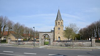 Muren ud til Haderslevvej er opført af granitblokke fra den gamle kirke