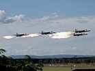 Vier F-111 der RAAF führen am 31. Mai 1976 beim Vorbeiflug über der RAAF Base Amberley ein Dump and Burn Verfahren vor. KW 41 (ab 9. Oktober 2016)