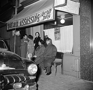 Aux Assassins, au no 40, photographié par Willem van de Poll dans les premières années de l'établissement.