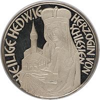 Vorderseite der silbernen Hedwigsmedaille: Bild der heiligen Hedwig mit Herzoginnenkrone und Kirchenmodell; Aufschrift: „Heilige Hedwig – Herzogin von Schlesien“