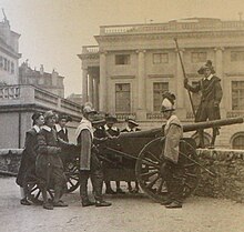 Le Canon et ses servants sur le bastion Mirond. 1950.