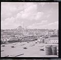 Sullo sfondo i minareti di Istanbul fotografati da Paolo Monti nel 1962. Fondo Paolo Monti, BEIC.