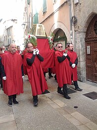 La procession rue Nationale.